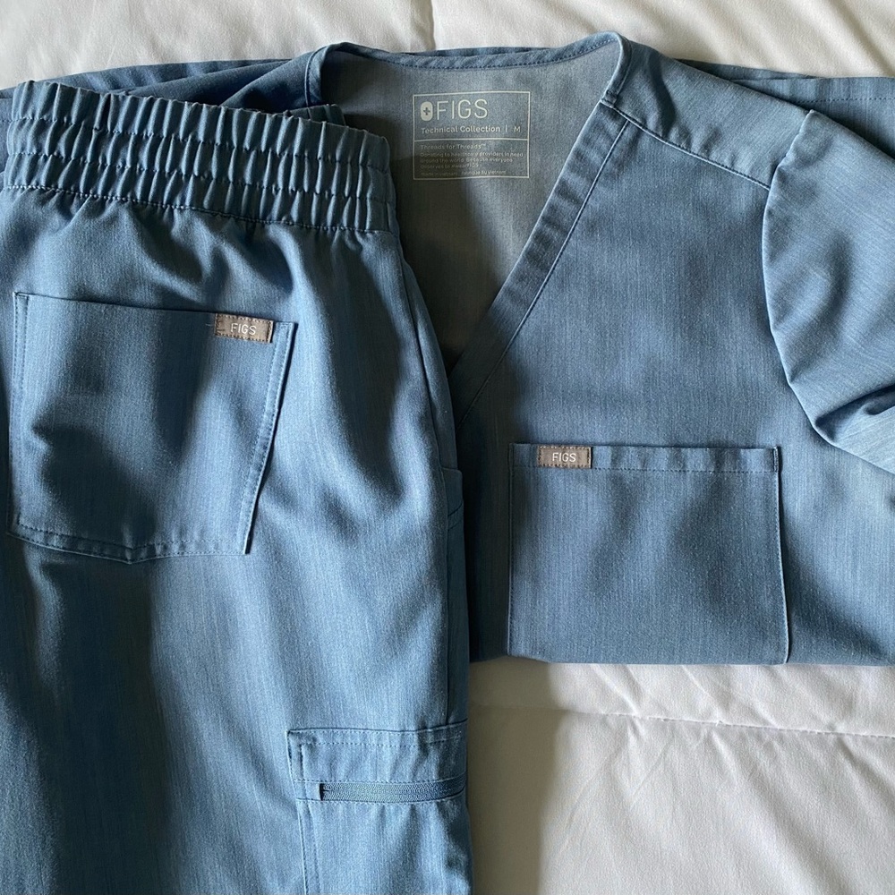 Figs EXCLUSIVE color (Heathered Indigo) scrub set in very good condition